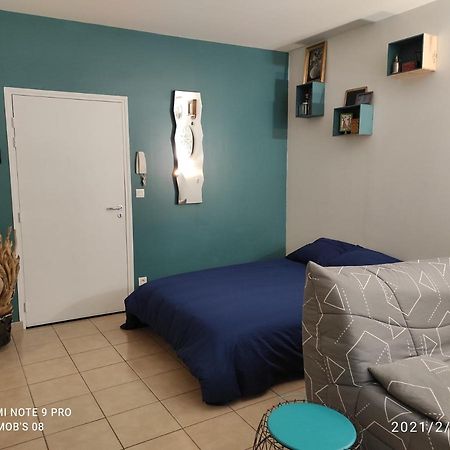 Studio Dans Vieux Magasin 1800 Apartment Sedan Bagian luar foto